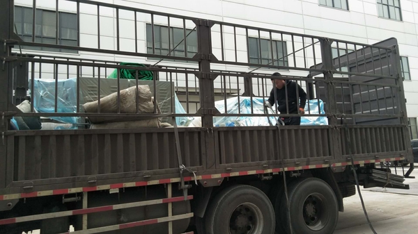 發往黑龍江的自動抽芯包紙繃帶打卷機、紗布分切機、紗布折疊機